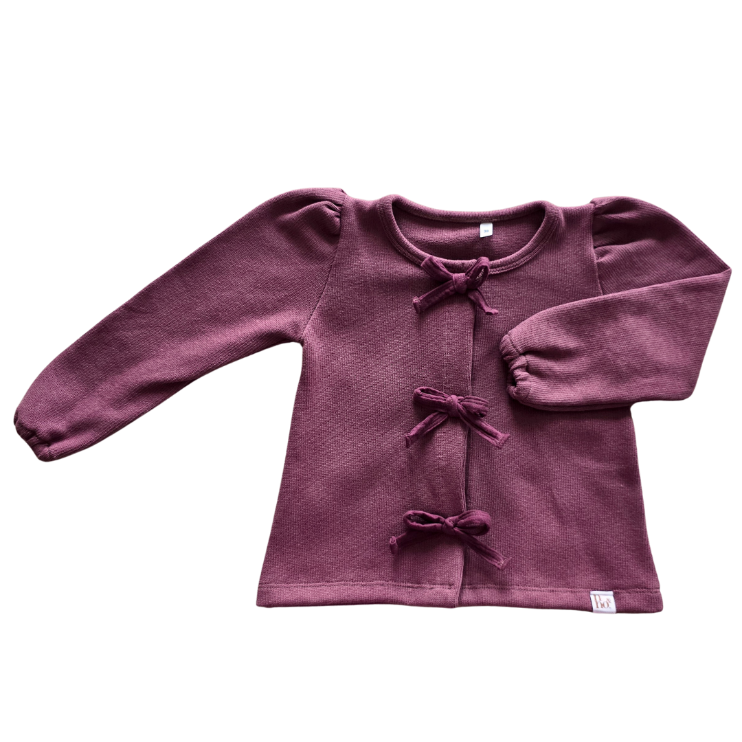 Gebreid vest Doris aubergine mauve donkerrood met strikjes meisje