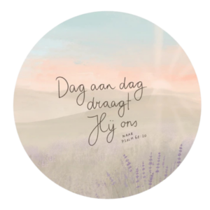 Christelijke muurcirkel 15 cm - Psalm 68:20 'Dag aan dag draagt Hij ons' Made by Alett